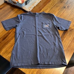 Like new Vineyard Vines short sleeve shirt with American flag accents. Perfect.